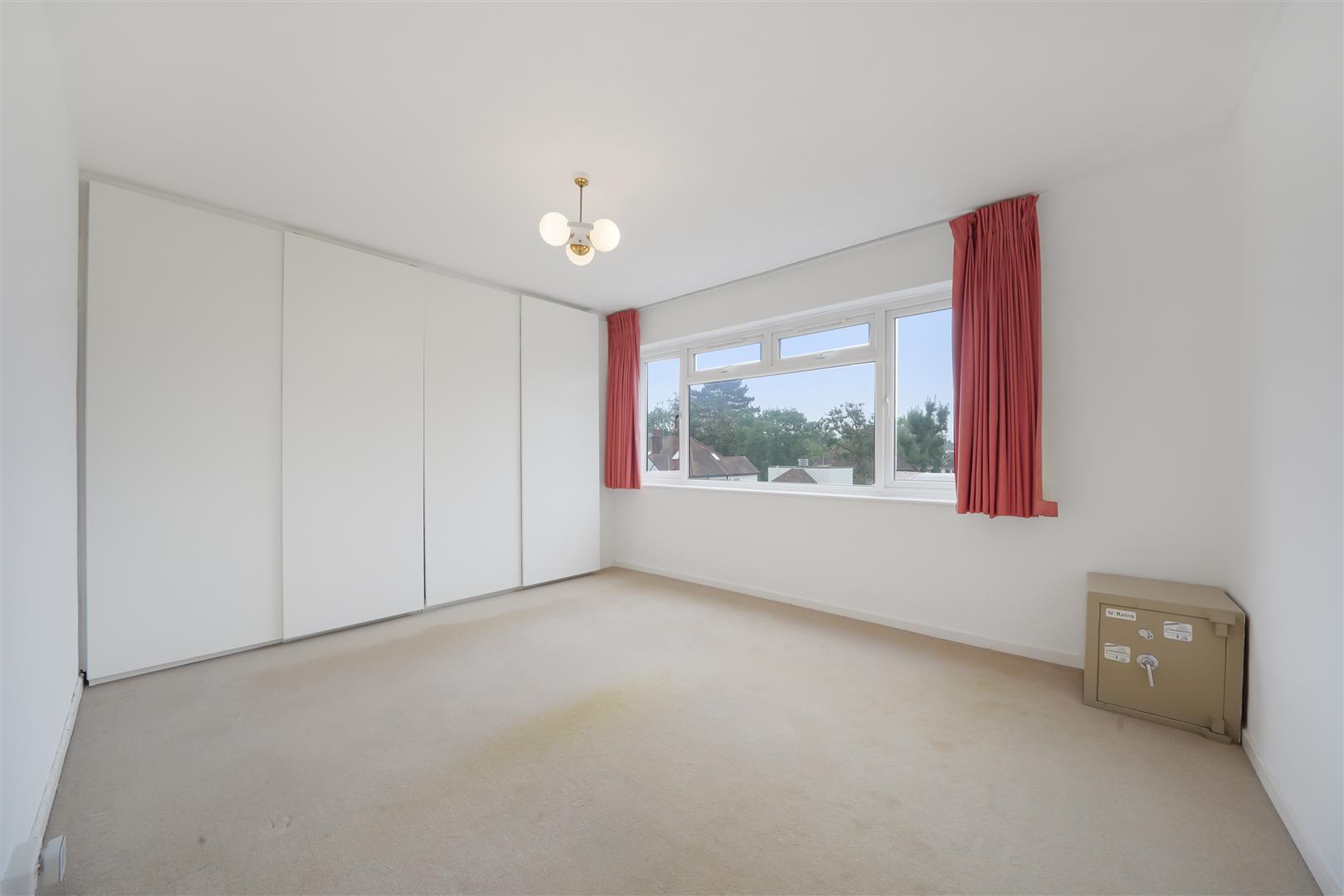 3 bed property in Wickliffe Avenue, London